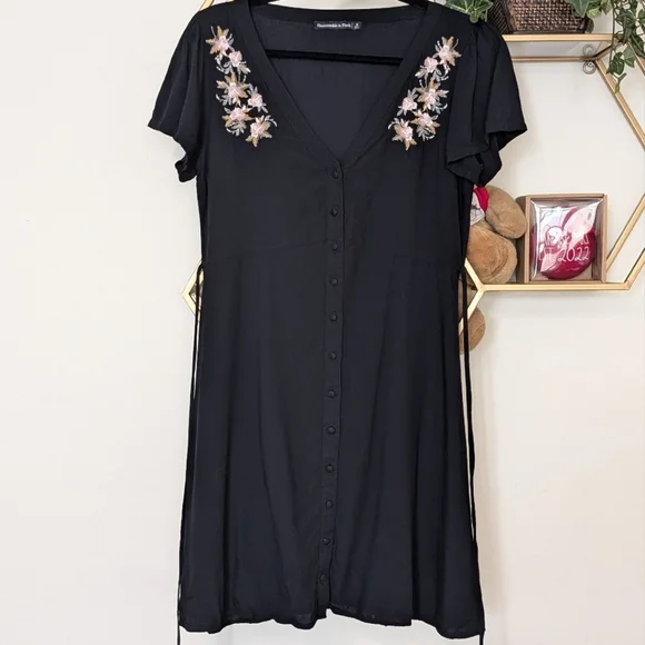 Abercrombie & Fitch Black Embroidery Knee-Length Dress in Small - Picture 2 of 15
